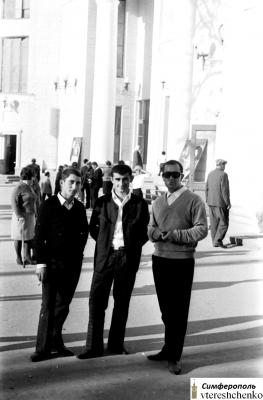 Прикрепленное изображение: У кинотеатра.jpg